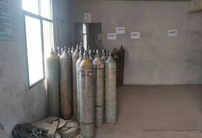 133個壓縮氣瓶藏身居民樓？！氣瓶放置不當(dāng)，等于炸彈！——聚焦氟制冷劑批發(fā)亂象與安全警示